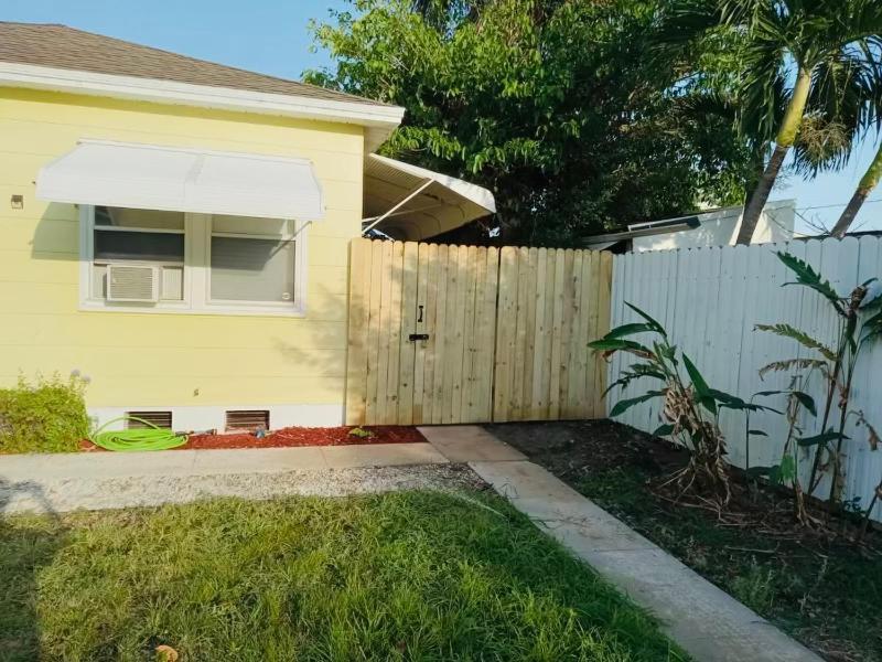 5 Min To Beach Large Living Room Fenced Backyard Bbq Firepit Driveway Boat Parking Lake Worth Beach Luaran gambar